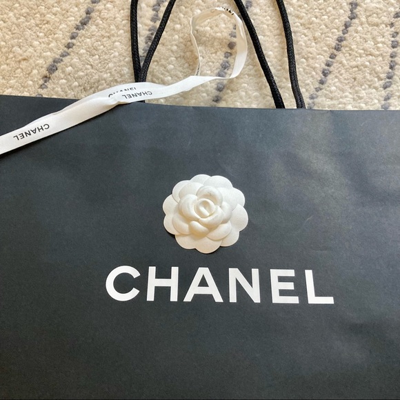 AUTHENTIC CHANEL 2022 - Large Chanel shopping gift bag with ribbon - Picture 2 of 8